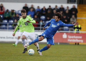 Fussball. Regionalliga Suedwest. Saison 2015-2016. 26. Spieltag. FC Astoria Walldorf - FC Homburg. Yakup Polat (FCA) gegen Timo Cecen (FC Homburg). 01.04.2016 - Jan A. Pfeifer - 01726290959