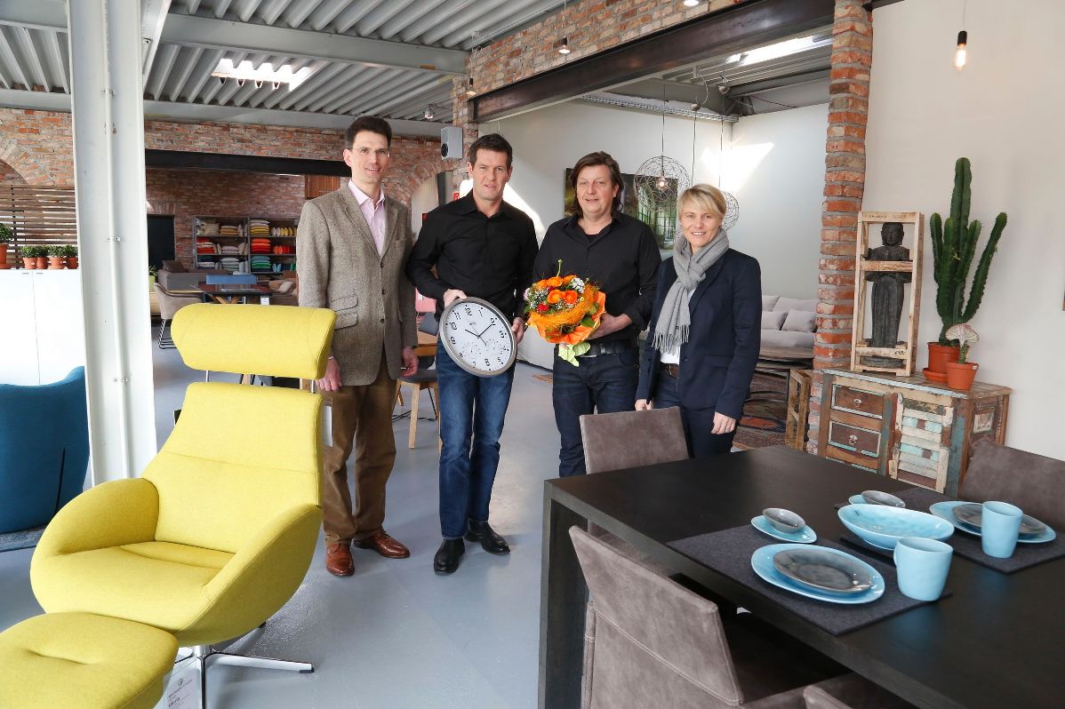 Neues Möbelhaus in der Carl-Zeiss-Straße eröffnet – Von „Perplex“ zu „Grüner Krebs“