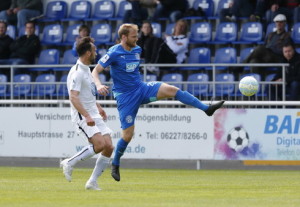 Fussball. Regionalliga Suedwest. Saison 2015-2016. 30. Spieltag. FC Astoria Walldorf - KSV Hessen Kassel. Andreas Schoen (FCA Walldorf) gegen Tobias Becker (KSV). 30.04.2016 - Jan A. Pfeifer - 01726290959