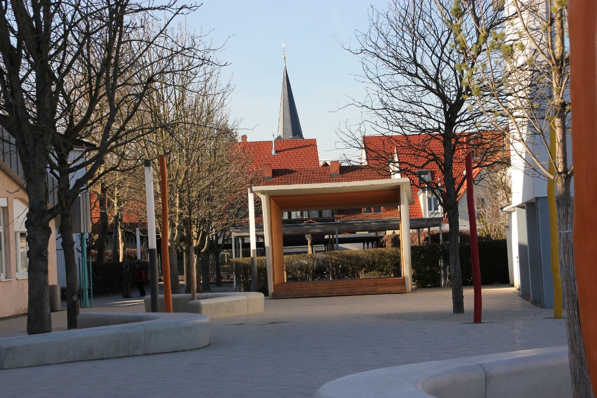 Klettern, weitspringen, balancieren im neuen Schulhof Schillerschule/Sambugaschule