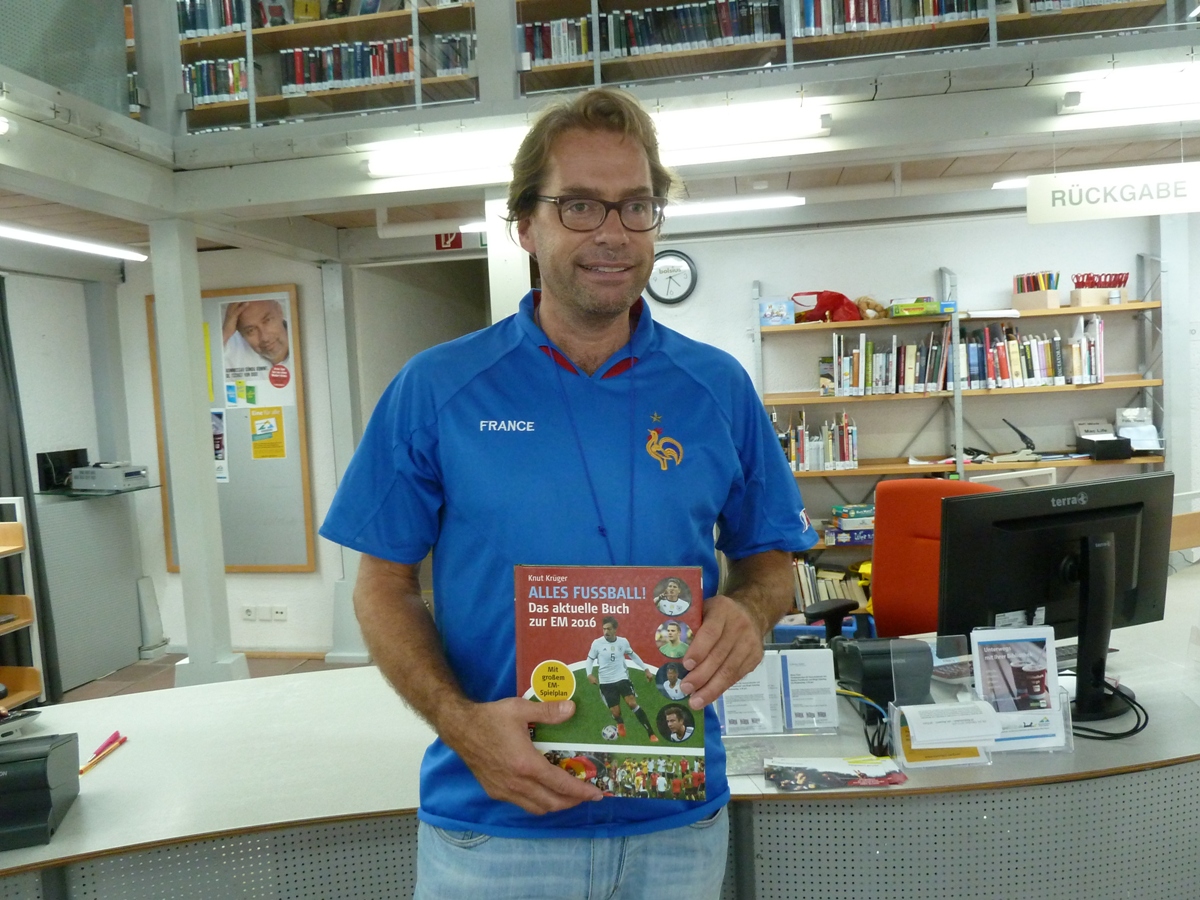 Knut Krüger bei einem Fußballnachmittag in der Stadtbücherei Walldorf