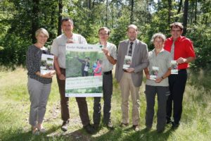 Reilingen. Presse gespraech zum Waldtag 2016. Von links BMin Christiane Staab, Sebastian Eick, Dr.Dieter Muench, Joachim Bauer, Ulrike Riedel und BM Stefan Weisbrod. 07.07.2016 - Helmut Pfeifer.