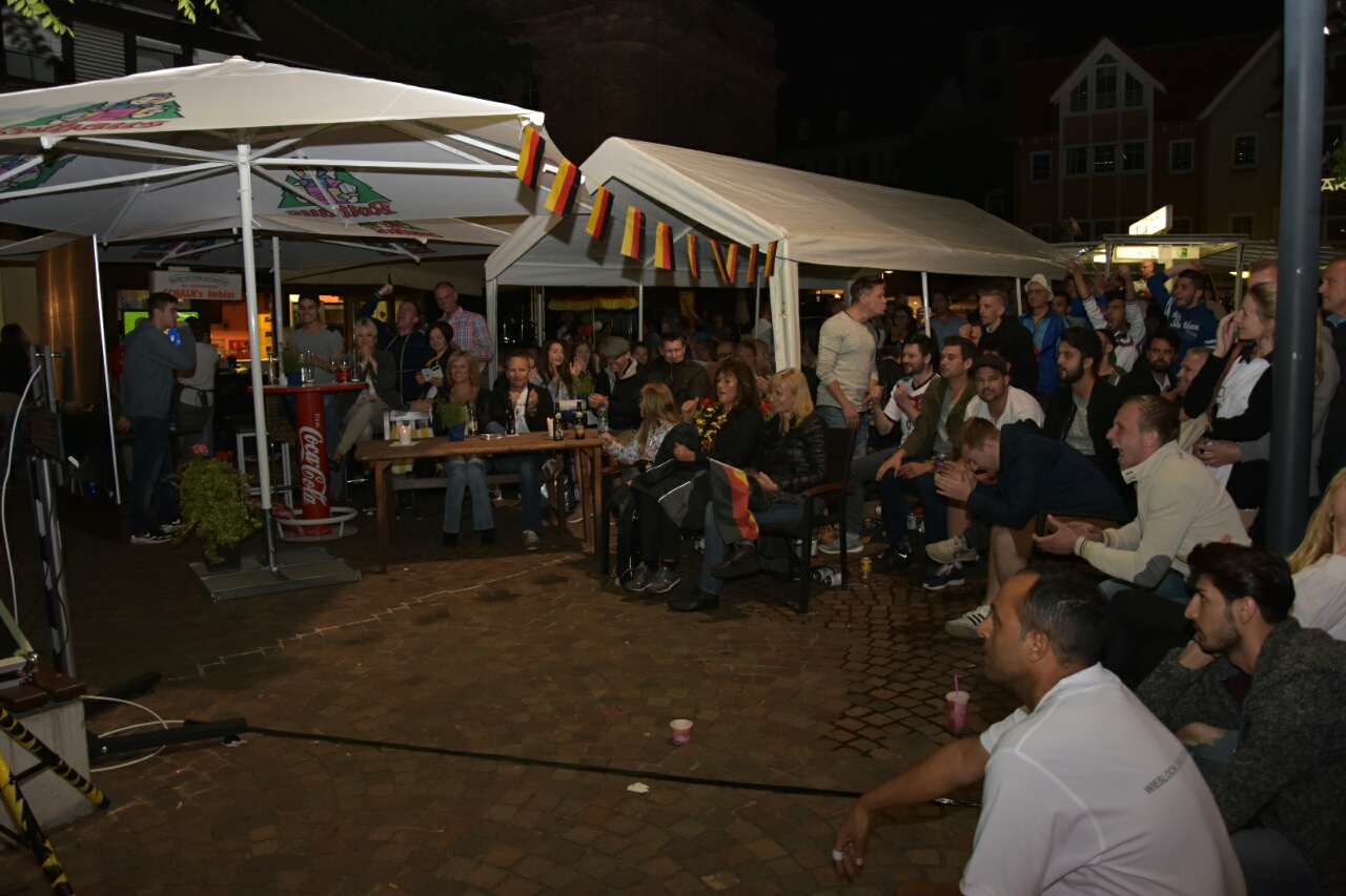 Stadtfest am Samstag Abend fest in der EM Hand