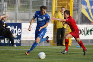 Fussball. Regionalliga Suedwest. Saison 2016-2017. 01. Spieltag. FC Astoria Walldorf -TUS Koblenz. Nicolai Gross (FCA Walldorf) gegen Eldin Hadzic (TuS Koblenz). 05.08.2016 - Jan A. Pfeifer - 01726290959