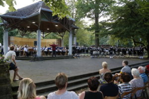 Wiesloch. Sommerserenade der Stadtkapell mit dem Kraichgau fanfarenzug Muehlhausen im Gerbersruhpark. 24.07.2016 - Helmut Pfeifer.