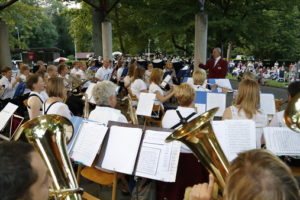 Wiesloch. Sommerserenade der Stadtkapell mit dem Kraichgau fanfarenzug Muehlhausen im Gerbersruhpark. 24.07.2016 - Helmut Pfeifer.