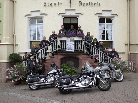 Bavarian Cruiser besuchen Stadtapotheke