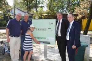 Walldorf. Spende eines Wildfutter Automaten fuer den Tierpark Walldorf durch die Volksbank Kraichgau. Von links Klaus Spiegel, Bernhard Schreier, Peter Schaefer und Andreas Barth. 08.09.2016 - Helmut Pfeifer.