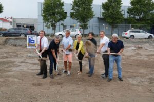 Walldorf. 1.Spatenstich beim sozialen Wohnungsbau der Stadt Walldorf in der BM - Willinger-Strasse. Von links EBG Otto Steinmann, Walter Hecker, Freddy Kempf, Anja Bechtold, Andreas Tisch, Werner Sauer und Manfred Zuber. 15.09.2016 - Helmut Pfeifer.