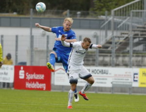 Fussball. Regionalliga Suedwest. Saison 2016-2017. 14. Spieltag. FC Astoria Walldorf - SV Elversberg. Steffen Haas (FCA Walldorf) gegen Maximilian Oesterhelweg (SV). 08.10.2016 - Jan A. Pfeifer - 01726290959