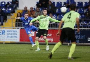 Fussball. Regionalliga Suedwest. Saison 2016-2017. 12. Spieltag. FC Astoria Walldorf - Stuttgarter Kickers. Steffen Straub (FCA Walldorf) gegen Ryan Patrick Malone (Stuttgarter Kickers). 30.09.2016 - Jan A. Pfeifer - 01726290959