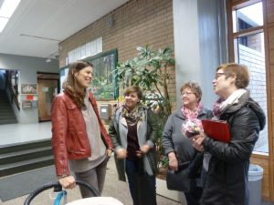 Die Gemeinderätinnen im angeregten Gespräch mit Frau Bienhaus