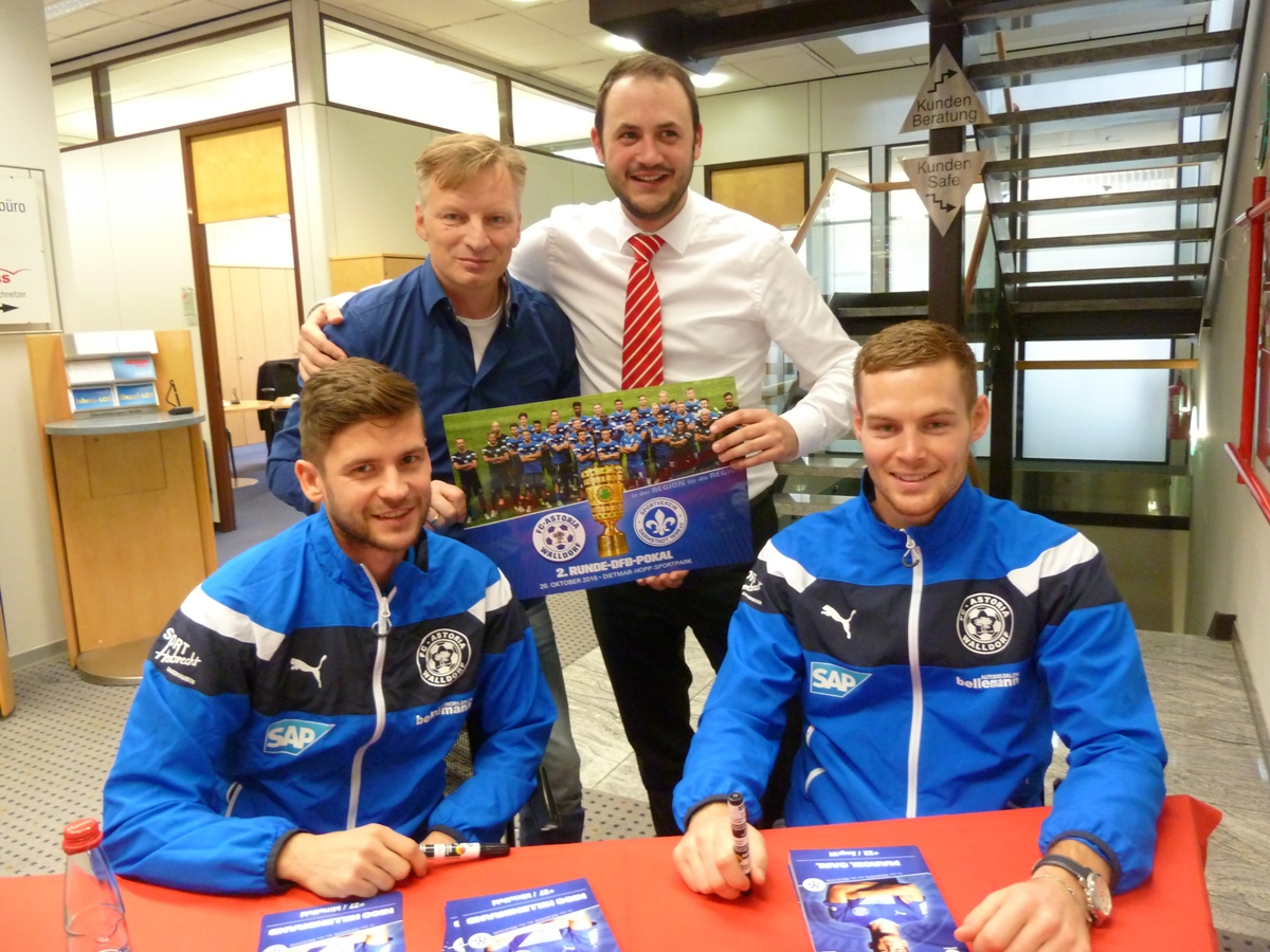 Autogrammstunde der FC Astoria-Stars bei der Sparkasse Walldorf