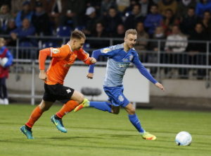 Fussball. DFB-Pokal, 2016-2017, 2. Runde. FC Astoria Walldorf - SV Darmstadt 98. Marcus Meyer (FCA Walldorf) gegen Immanuel Hoehn (SV Darmstadt 98). 26.10.2016 - Jan A. Pfeifer - 01726290959