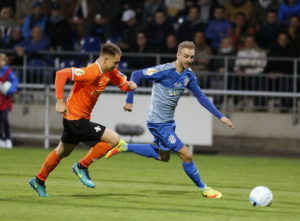 Fussball. DFB-Pokal, 2016-2017, 2. Runde. FC Astoria Walldorf - SV Darmstadt 98. Marcus Meyer (FCA Walldorf) gegen Immanuel Hoehn (SV Darmstadt 98). 26.10.2016 - Jan A. Pfeifer - 01726290959