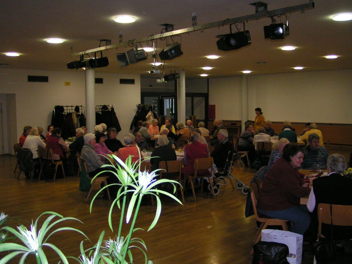 Walldorfer Mittagstisch: Saisonstart mit Adventskaffee im Pfarrsaal