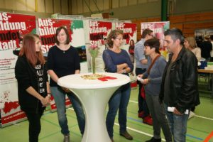 Walldorf. Jahrmarkt der Berufe 2016 in der Sporthalle des Schulzentrums. 26.10.2016 - Helmut Pfeifer.