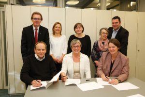 Walldorf. Unterzeichnung Kooperationsvertrag zum Familienzentrum im Rathaus Walldorf.. Hinten v.l. EBG Otto Steinmann, Hilde Woche, Katrin Angelmair, Hannelore Blöattmann und Oliver Tusche. Vorne v.l. Pfarrer Manfred Woschek, Martina Thum und Pfarrerin Wibke Klomp. 15.12.2016 - Helmut Pfeifer.