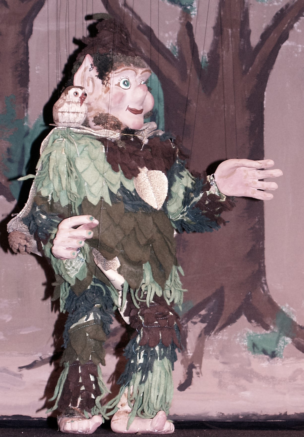 Der “Drache und der schreckliche Ritter” mit den Schwarzen Fäden im Marionetten Theater