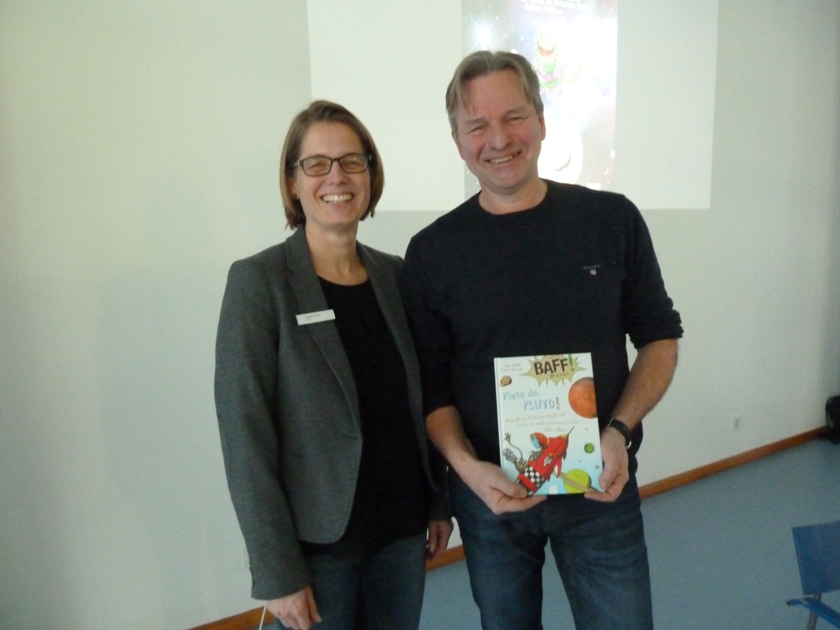„Platz da, Pluto!“ mit Volker Präkelt in der Stadtbücherei Walldorf