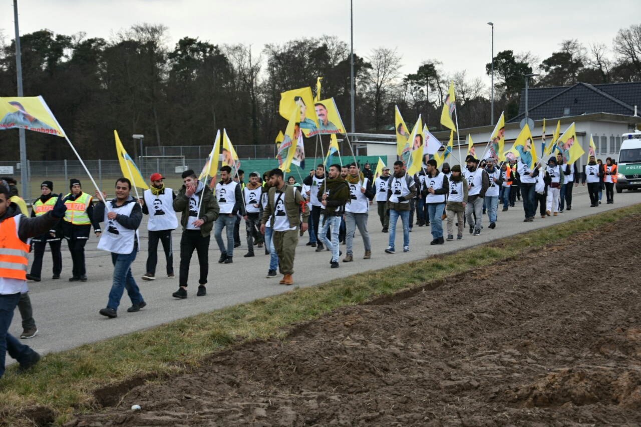 Kurdenmarsch durch die Region