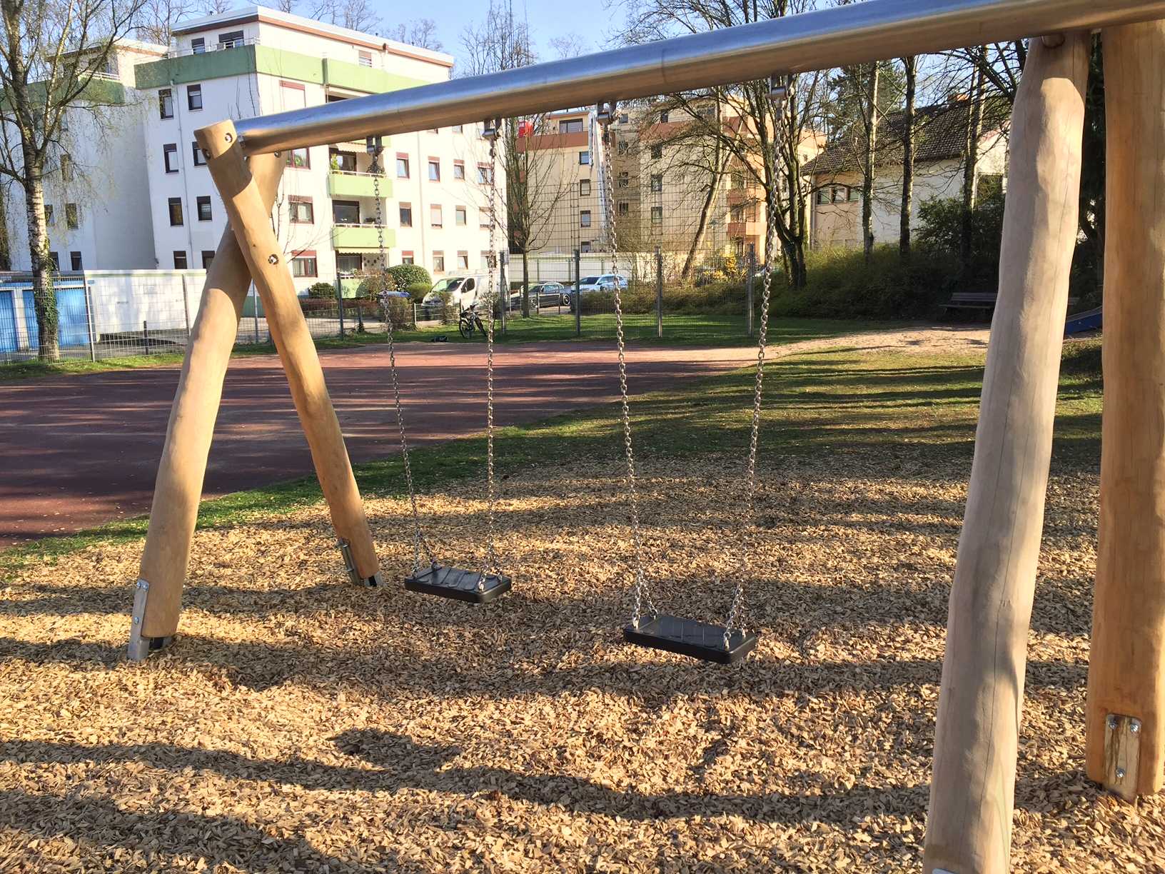 Schaukelsitze auf öffentlichem Kinderspielplatz in Baiertal manipuliert