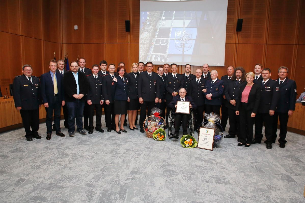 Walldorf: Ehrungen und Beförderungen verdienter Feuerwehrleute im Gemeinderat