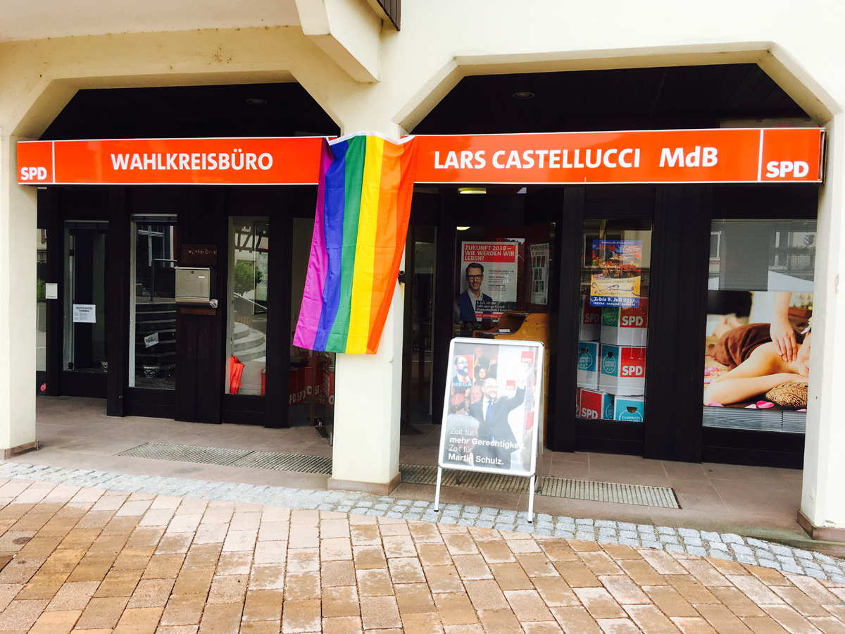 Regenbogenflagge am Wahlkreisbüro von Lars Castellucci