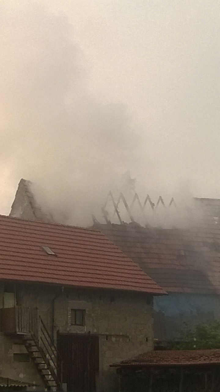 Brand nach Blitz-Einschlag