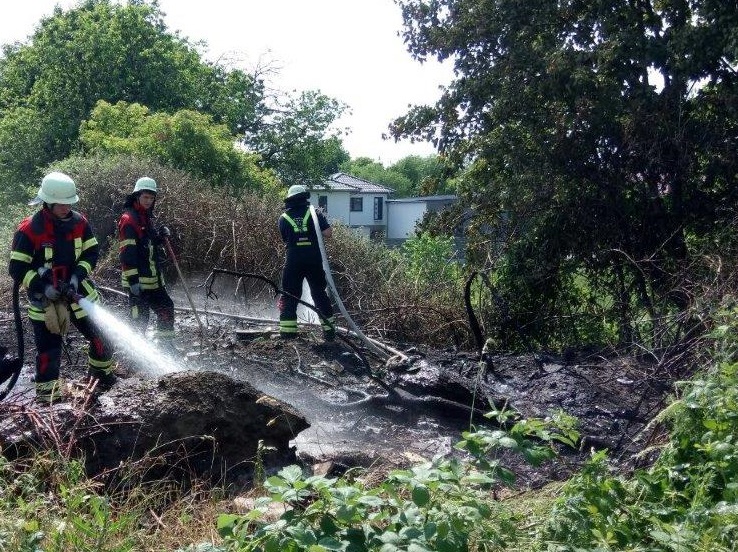 Unrat-brand in der Walldorfer Straße