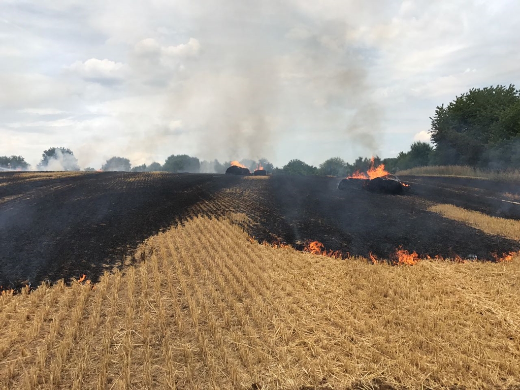 Wiesloch – Strohballen geraten in Brand