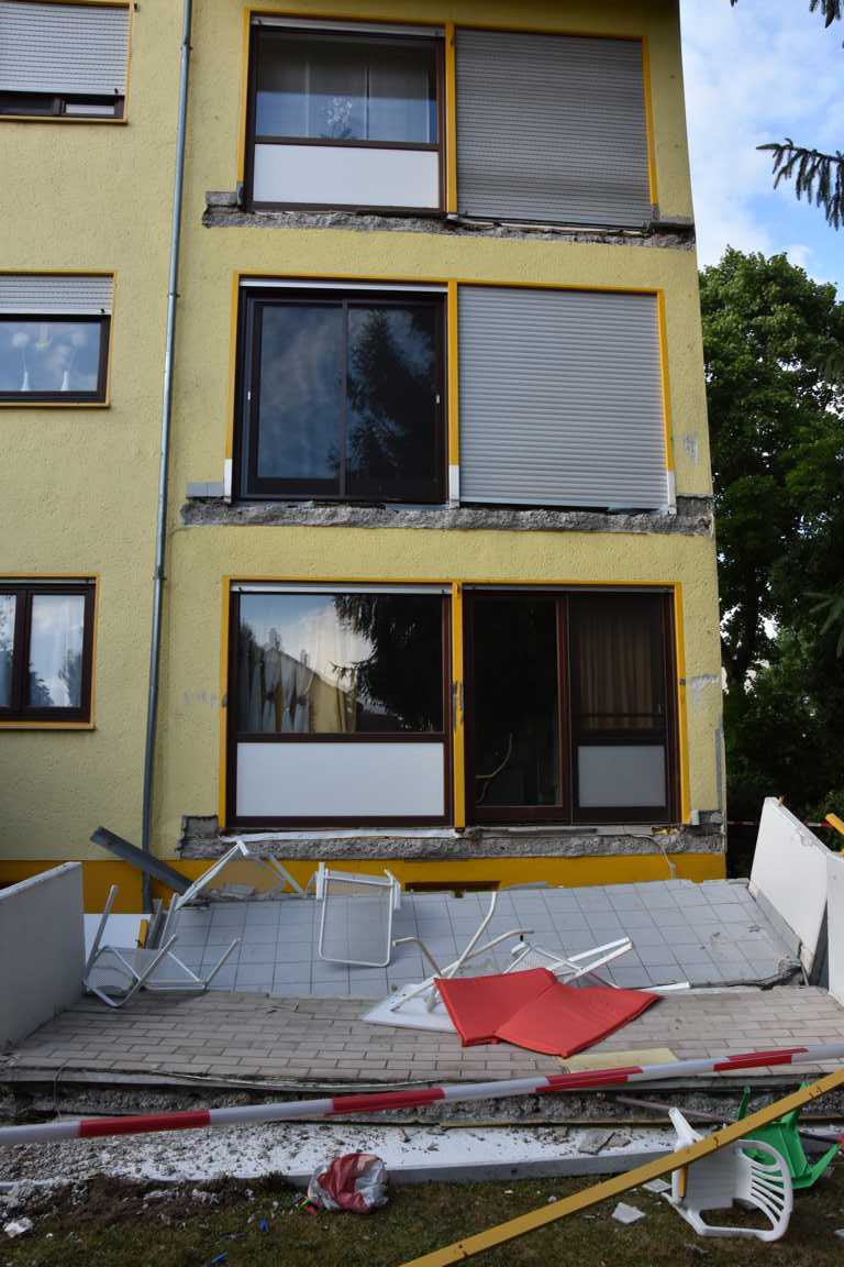 Balkon abgebrochen, zwei verletzte Personen