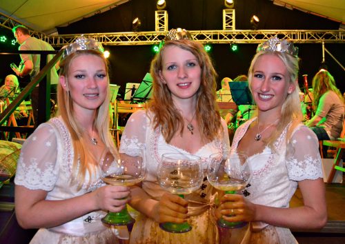 Weinkönigin Patricia I. mit Weinprinzessinnen Mona und Katharina