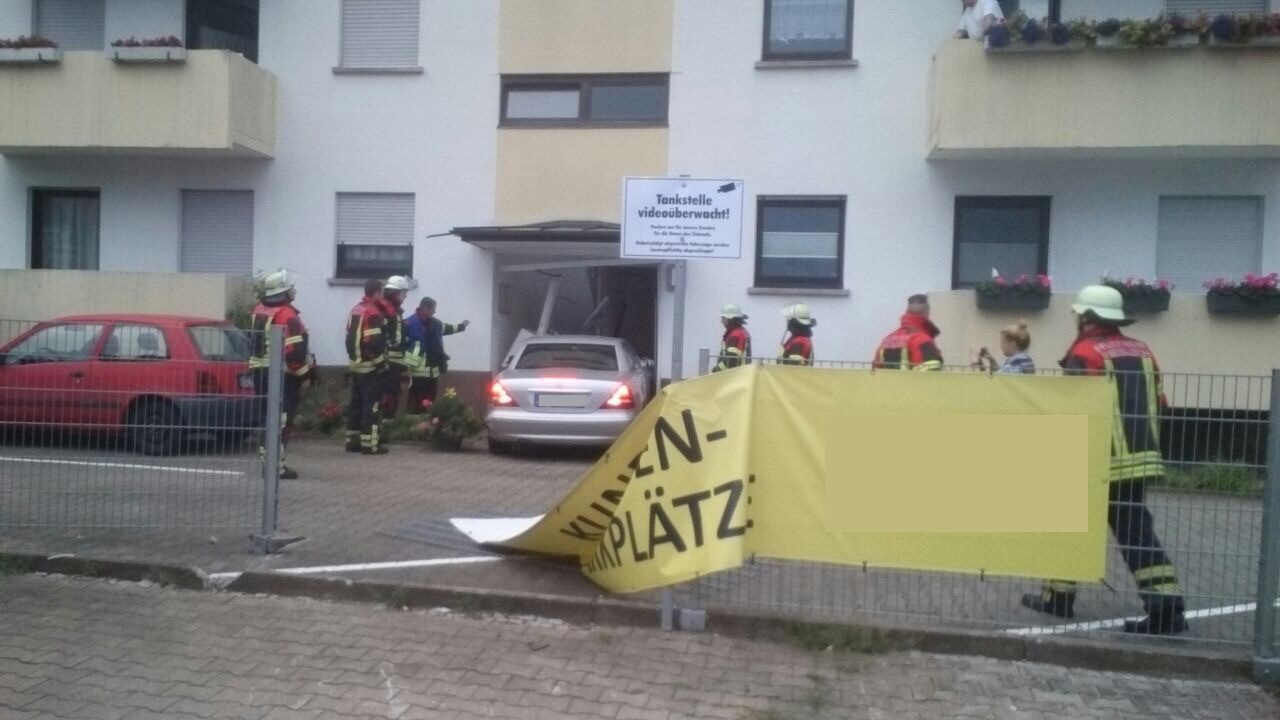 Feuerwehr  sichert Eingangstür nach Verkehrsunfall