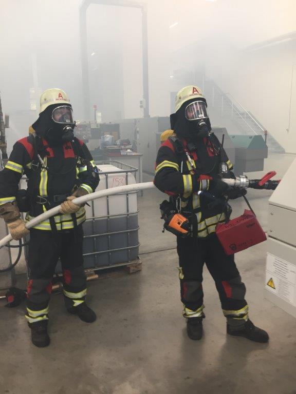 Feuerwehr-Übung: Rauchentwicklung aus Produktionsgebäude