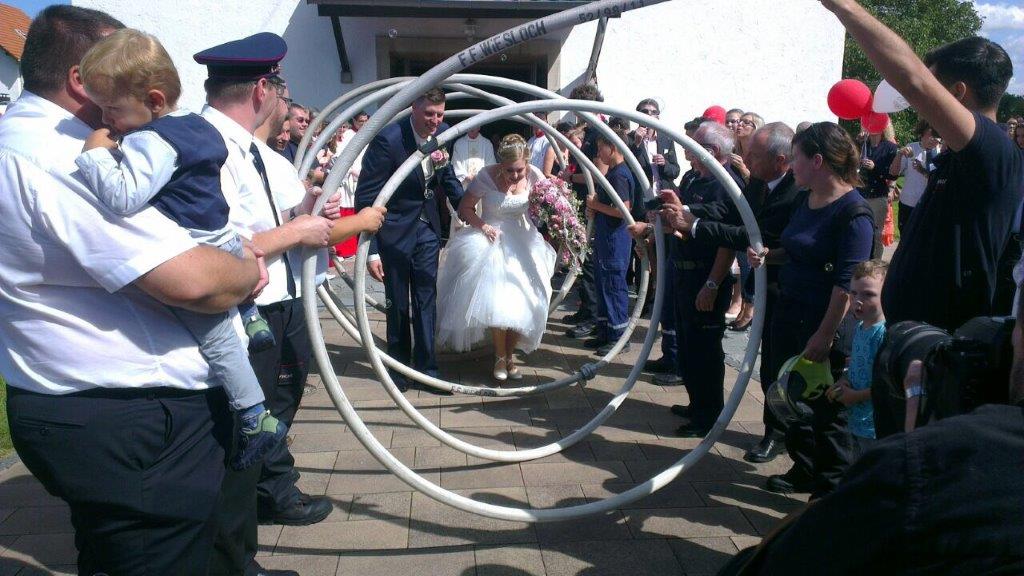 Unsere Feuerwehr kann auch anders: Herzliche Glückwünsche zur Hochzeit