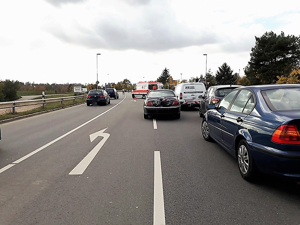 Polizei Kurzmeldung: L 598: Verkehrsunfall, zwei Fahrzeuge beteiligt, Auto überschlagen