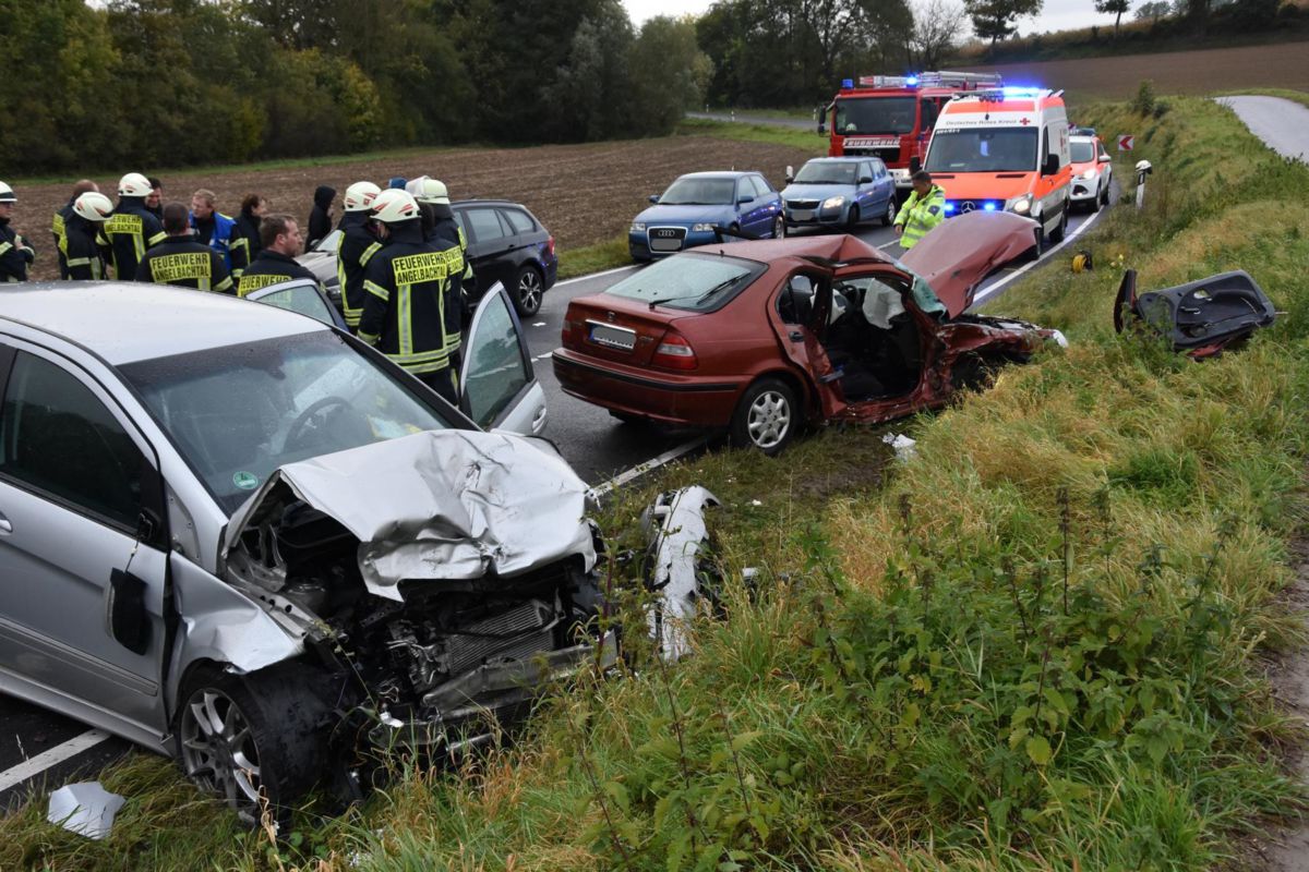 Drei Personen bei Frontalzusammenstoß schwer verletzt.  Eine davon lebensgefährlich
