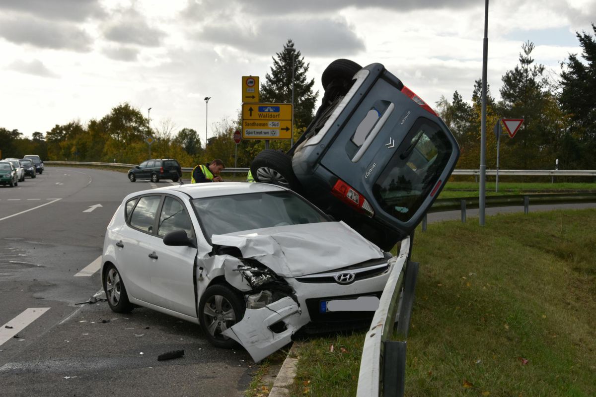 Zwei Verletzte bei spektakulärem Verkehrsunfall – neue Fotos – Zeugen gesucht