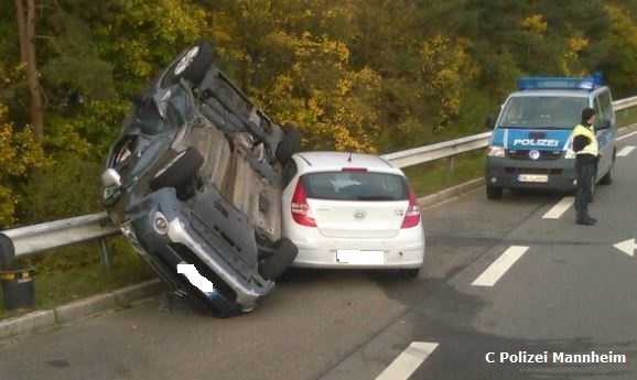 Zwei Verletzte bei spektakulärem Verkehrsunfall