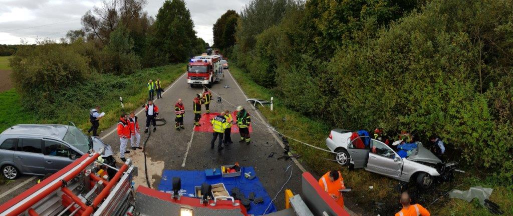 Verkehrsunfall: frontal-Zusammenstoß aus Sicht der Feuerwehr vor Ort.