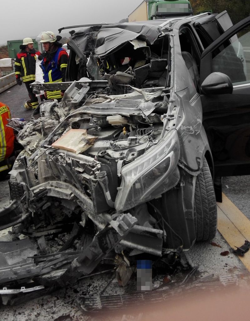 Bericht der Feuerwehr: Verkehrsunfall mit 1 Toten