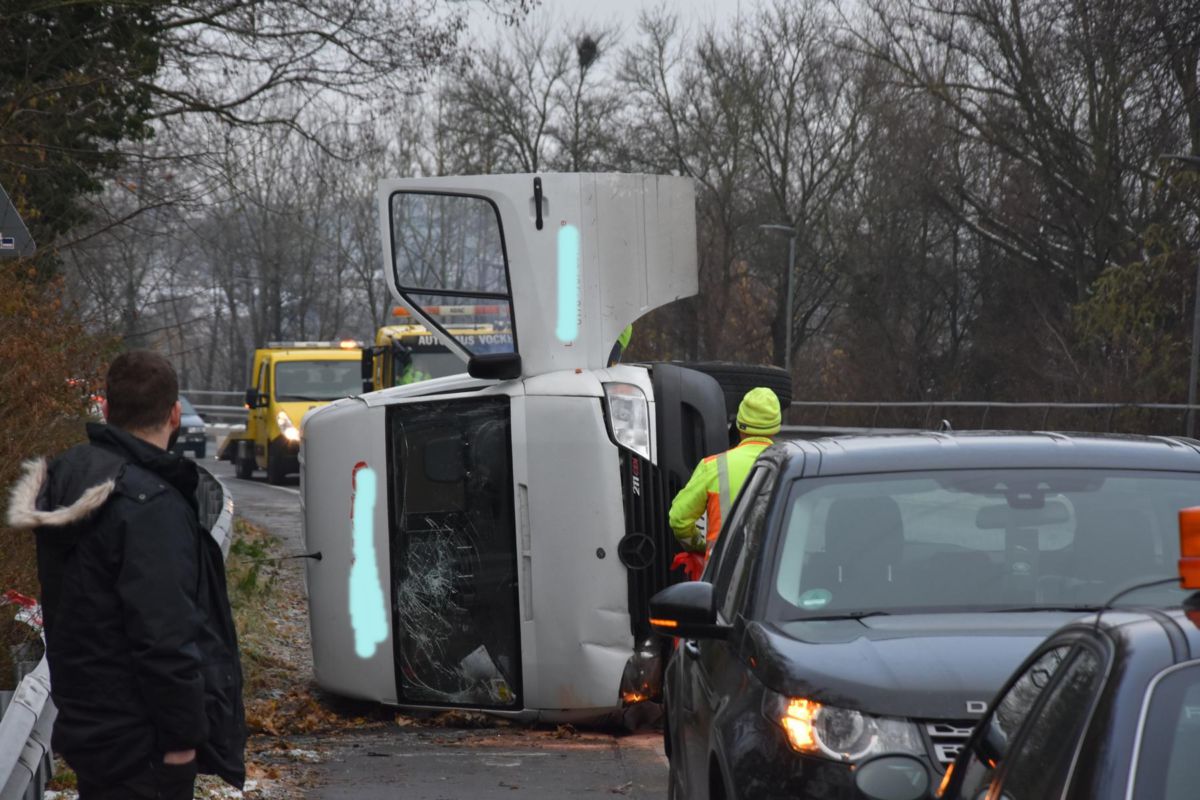Wiesloch: Transporter umgekippt plus Nachfolge-Unfall – Bilderstrecke