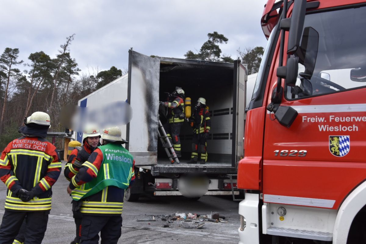 Auflieger eines Sattelzuges geriet auf dem Parkplatz Bucheneck in Brand