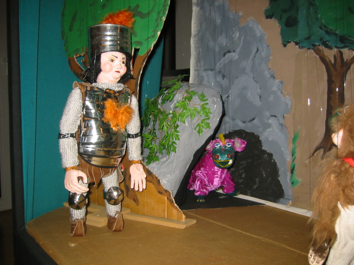 Kinderstück (ab 3 Jahre) „es spukt in der Burg“ im Marionetten Theater