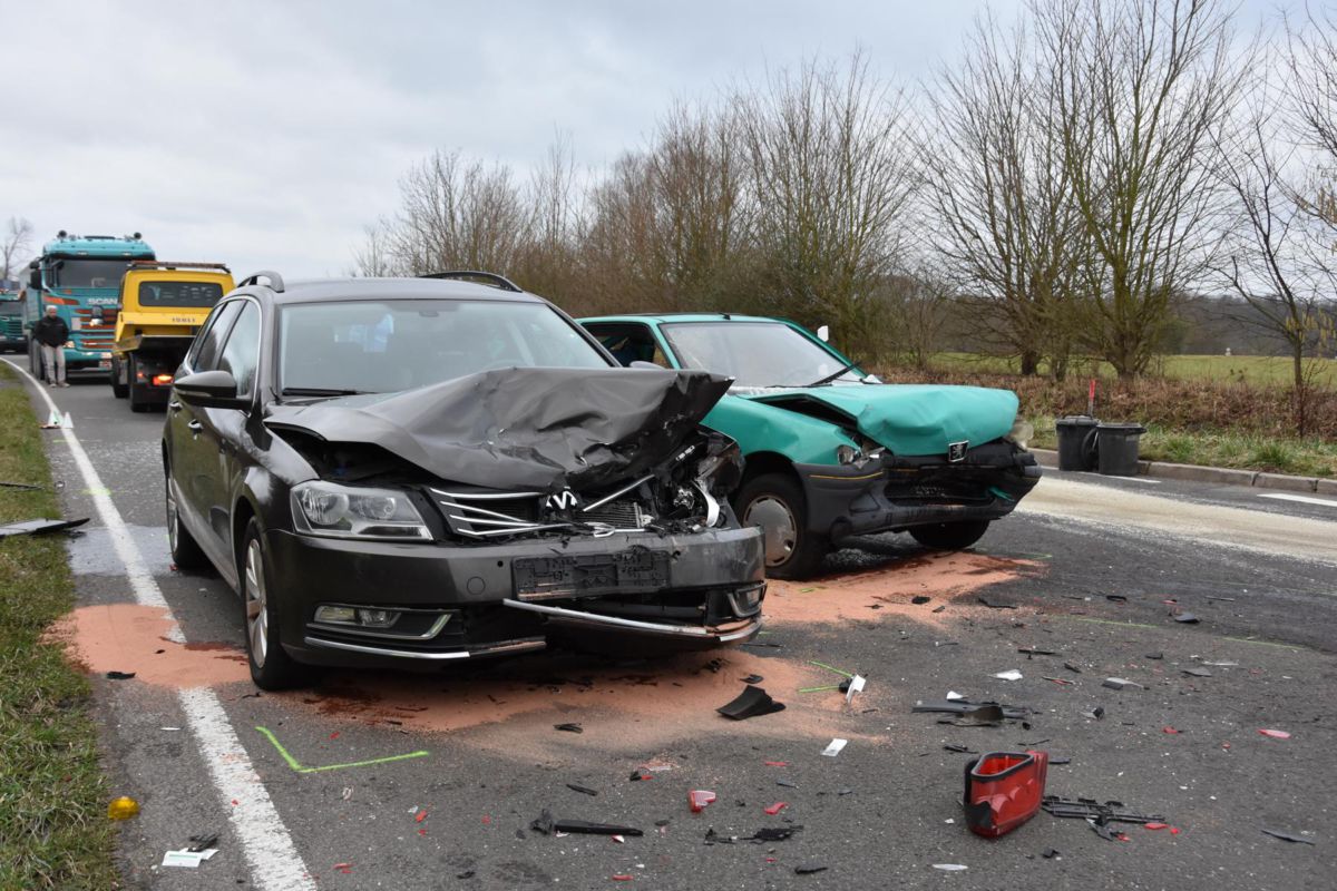 Drei Verletzte und drei total beschädigte Autos