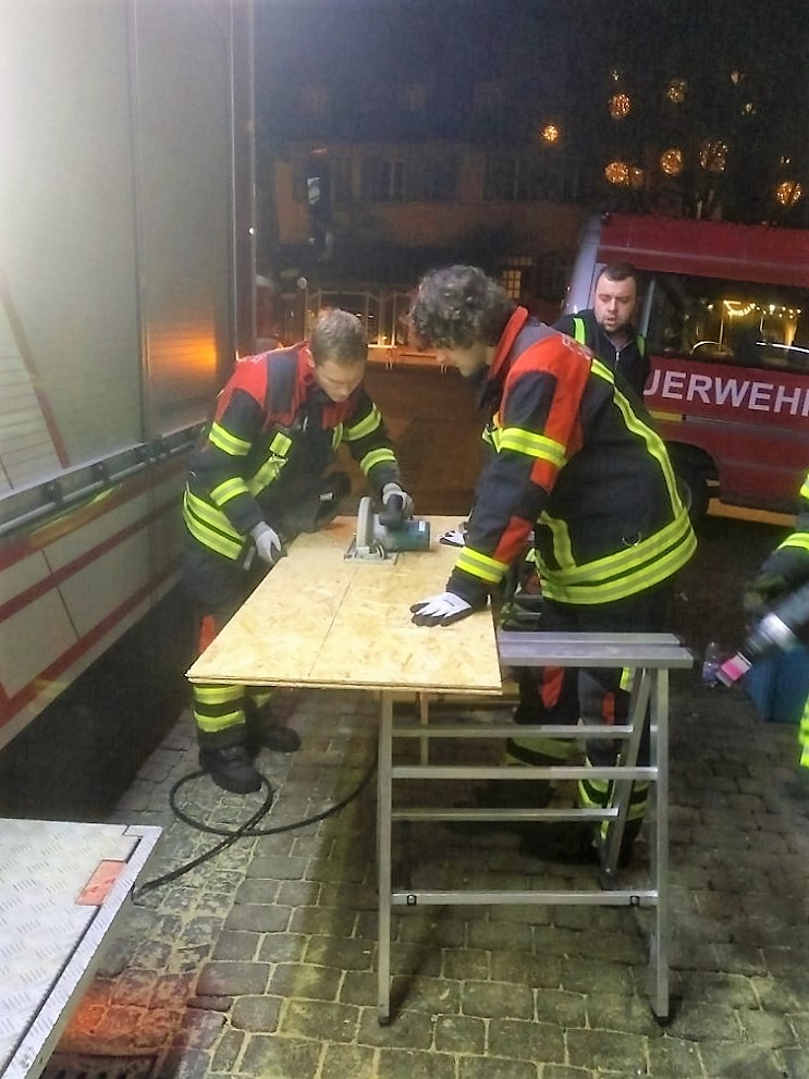 Feuerwehr sichert Türe gegen unerlaubten Zutritt