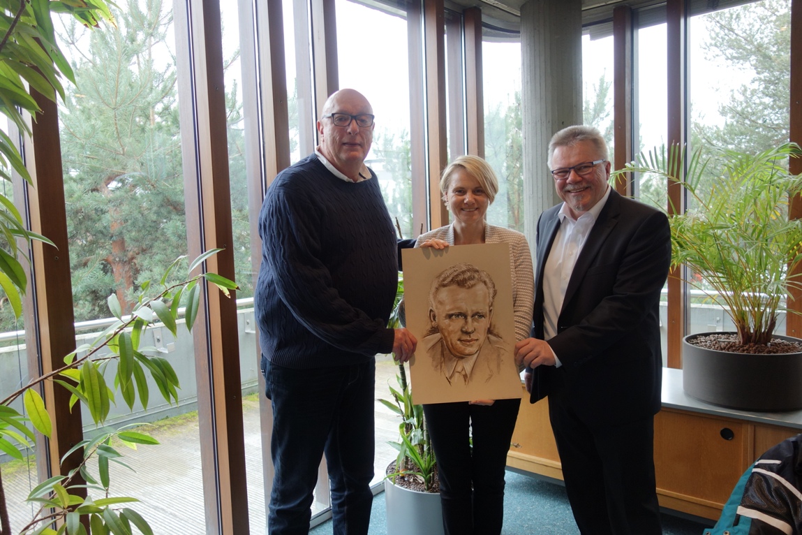 Geschenk einer Porträtzeichnung des ehemaligen Bürgermeisters Schmelcher an die Stadt Walldorf
