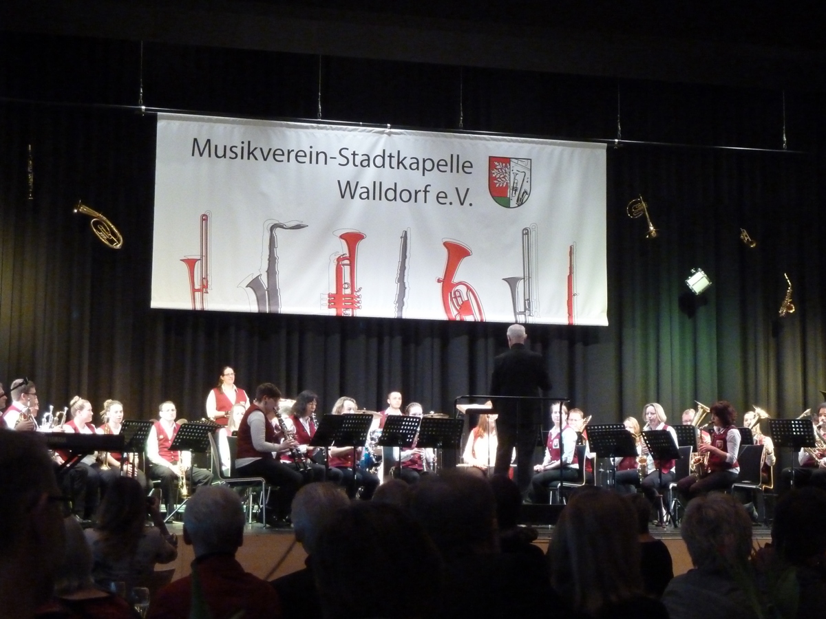„Und immer noch kein bisschen leise …“ war der Musikverein-Stadtkapelle Walldorf beim Festakt am 17. März