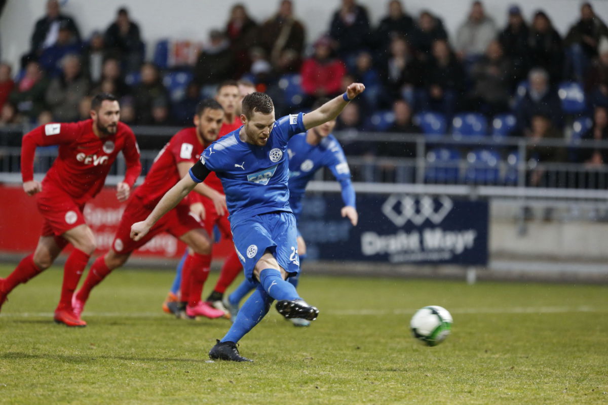 Walldorf verliert mit 1:2. Torhüter Jürgen Rennar verhindert noch Schlimmeres.